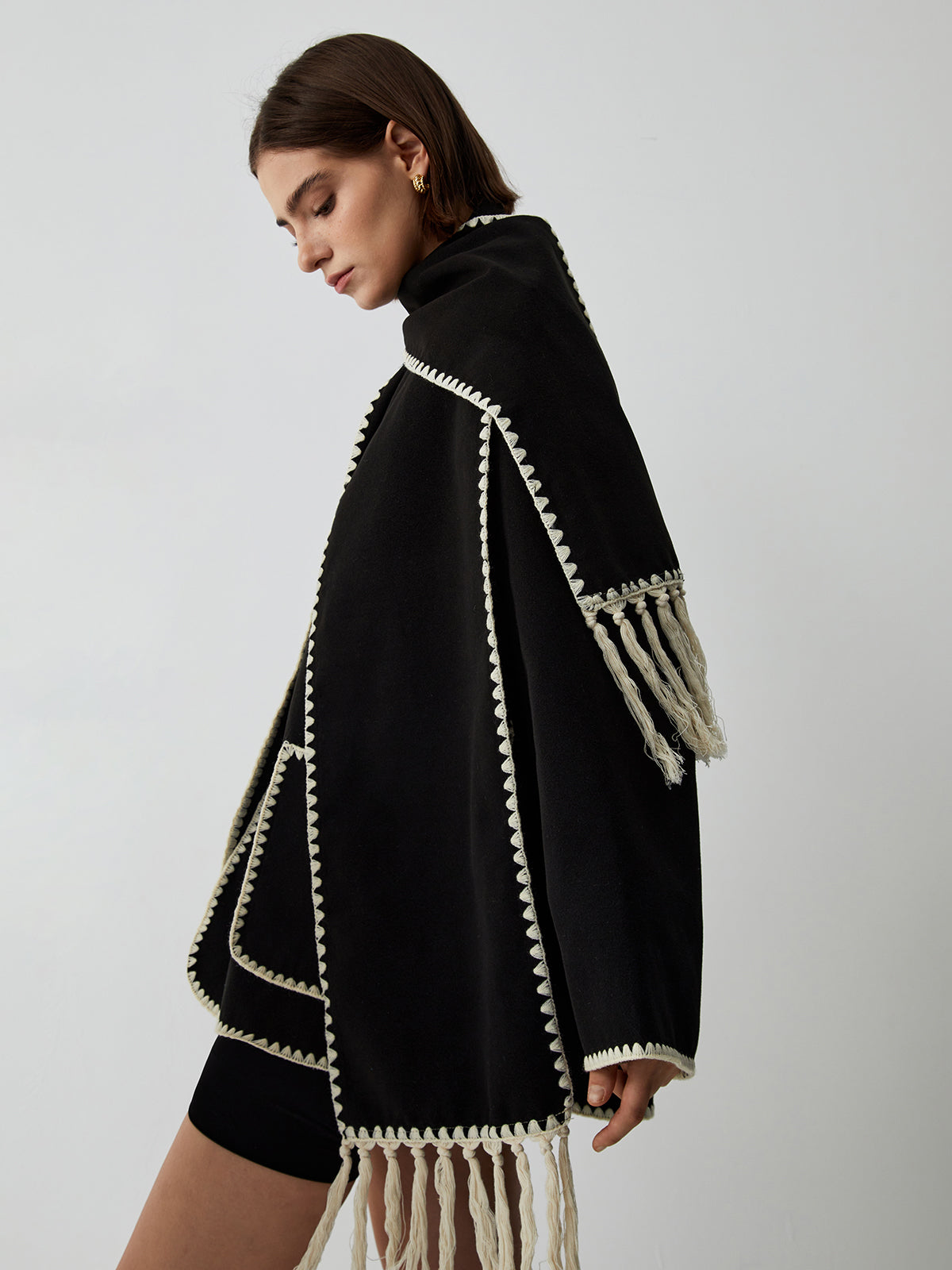 Cape-Mantel kombiniert mit Stiefeln für eleganten City-Look
