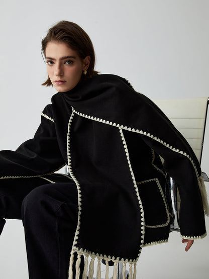 Cape-Mantel kombiniert mit Stiefeln für eleganten City-Look
