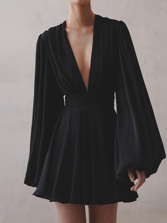Kurzes schwarzes Kleid im Old-Money-Stil mit V-Ausschnitt für Damen