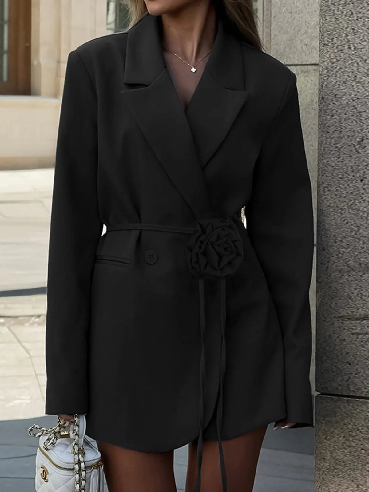 Eleganter Damenblazer mit Gürtel und Rosenmuster - BerlinGlamour