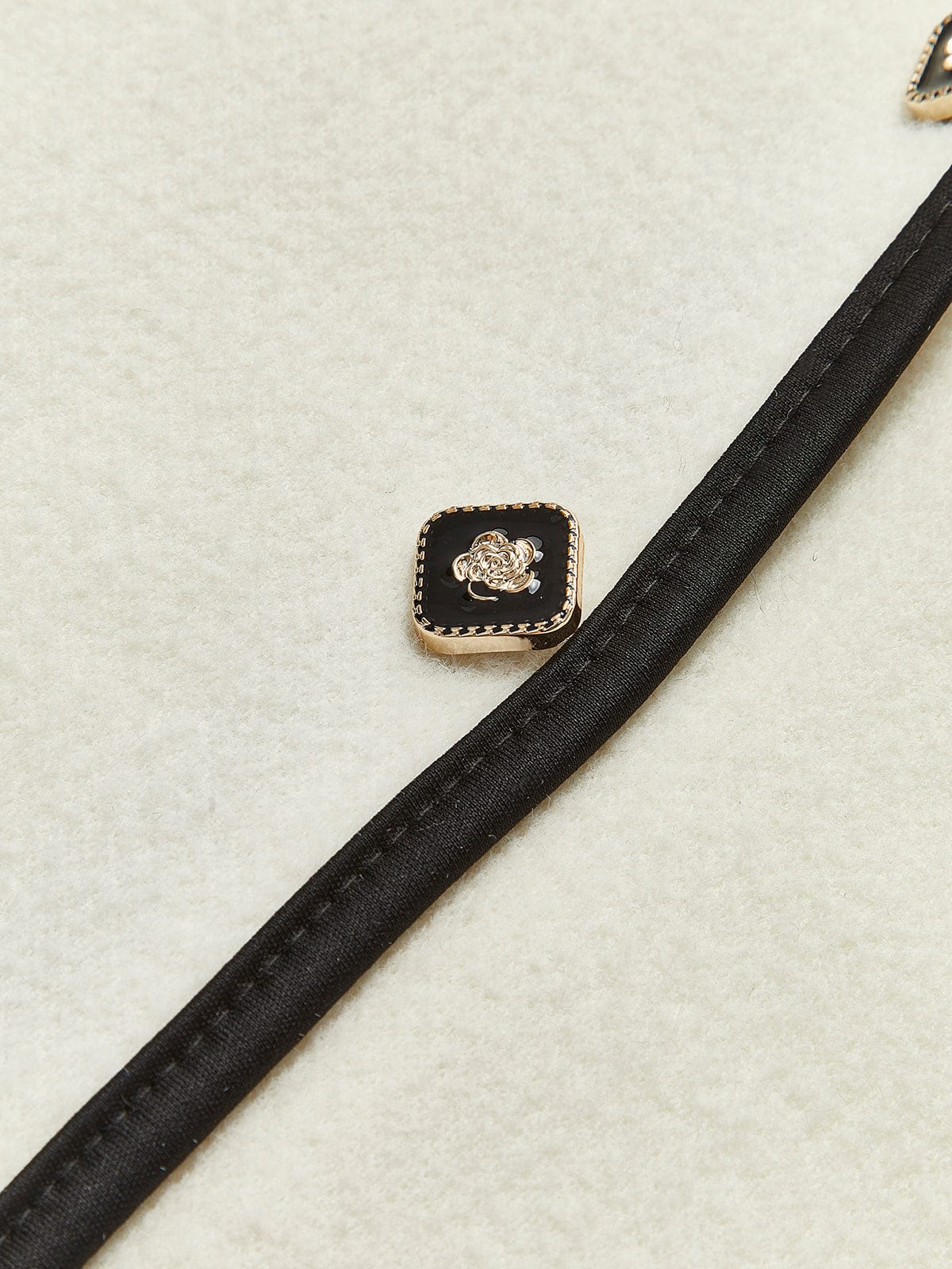 Stilvolle Blazerjacke Weiß Schwarz Kontrast
