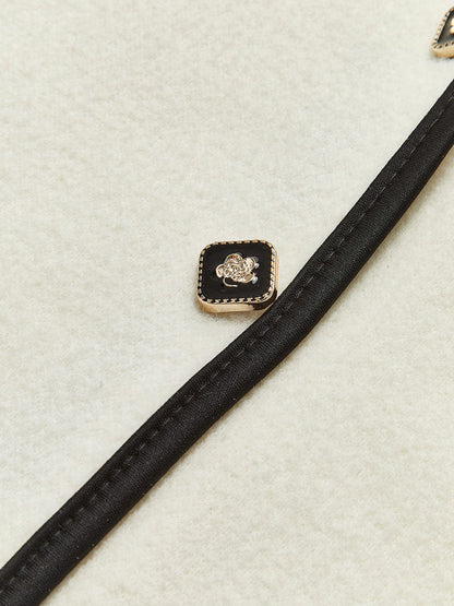 Stilvolle Blazerjacke Weiß Schwarz Kontrast