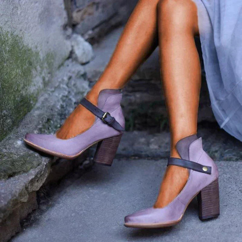 Hohe Pumps mit dicken Absätzen und Knöchelriemen - BerlinGlamour