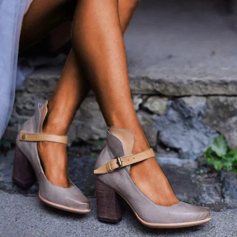Hohe Pumps mit dicken Absätzen und Knöchelriemen