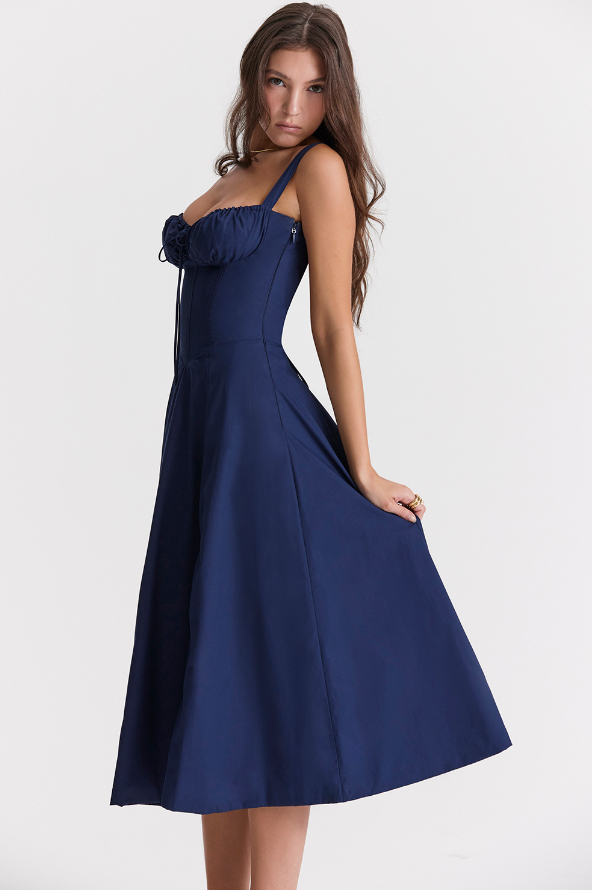 Elegantes Frauen Midikleid Mit Trägern und Röcken