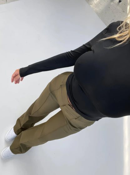 Olivgrüne Stoffhose mit weitem Bein – lässig und elegant