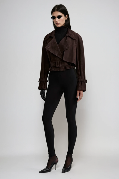 Kurz geschnittene Wildlederjacke mit breiten Revers – Fashion Editorial
