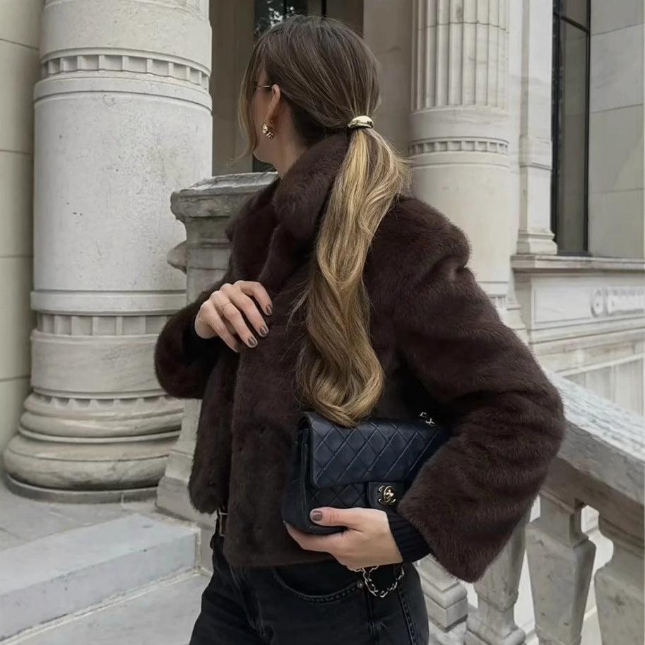 Braune Faux-Fur-Mantel mit Kragen - BerlinGlamour