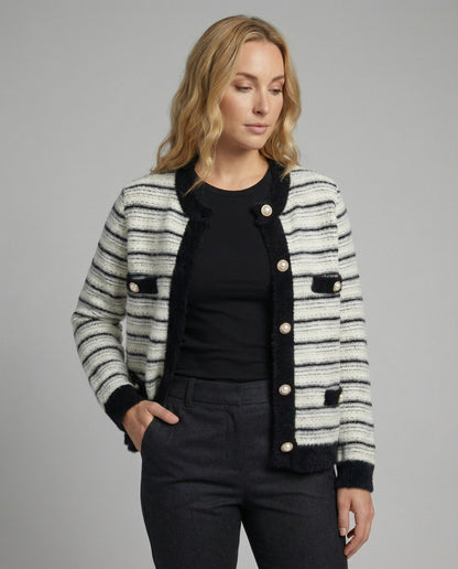 Strickjacke Bouclé mit Perlenknöpfen und Pattentaschen Damen