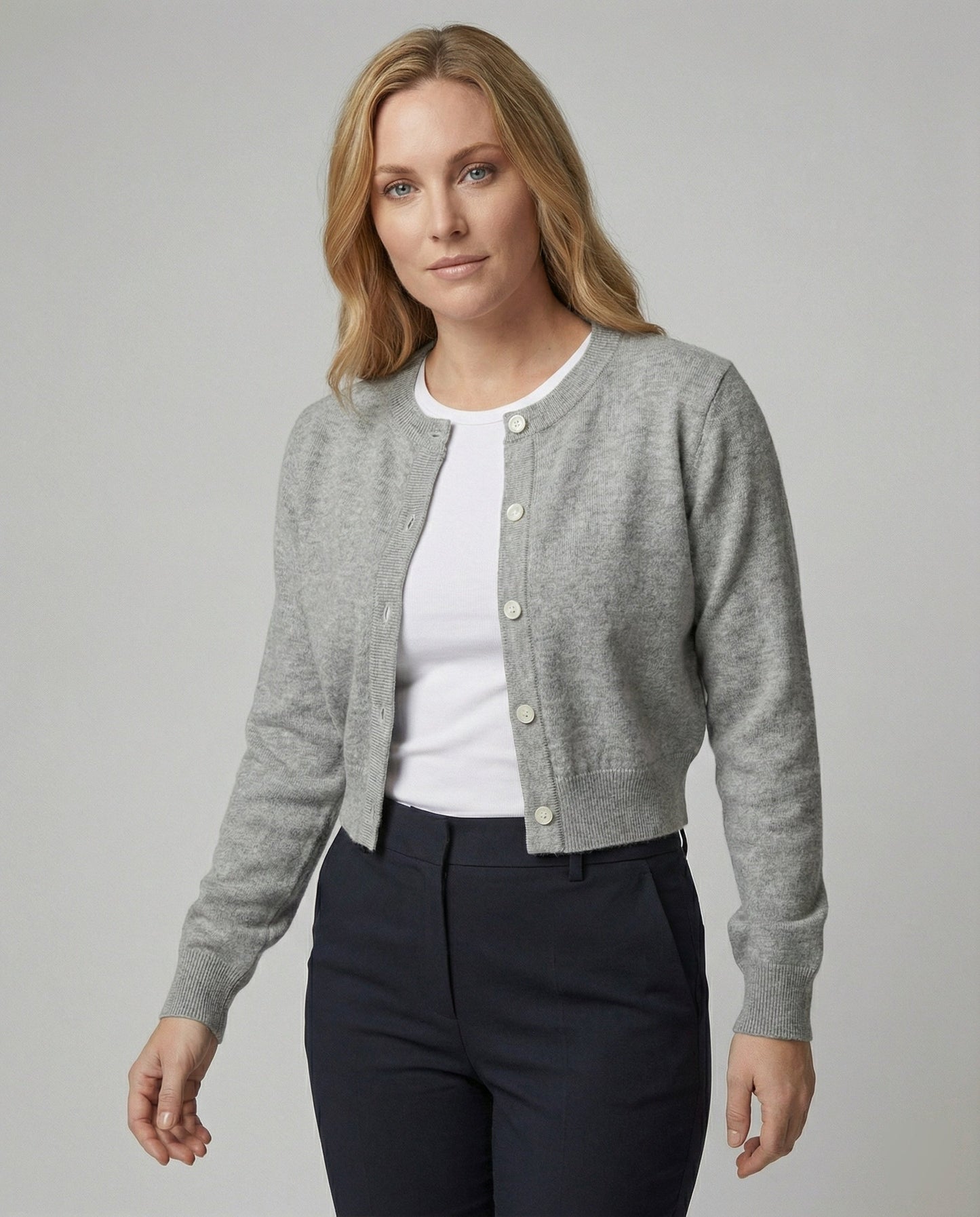 Strickcardigan Kurz mit Knöpfen und Logo