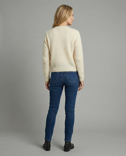 Kurze Bouclé-Cardigan mit Goldknöpfen und Eingrifftaschen