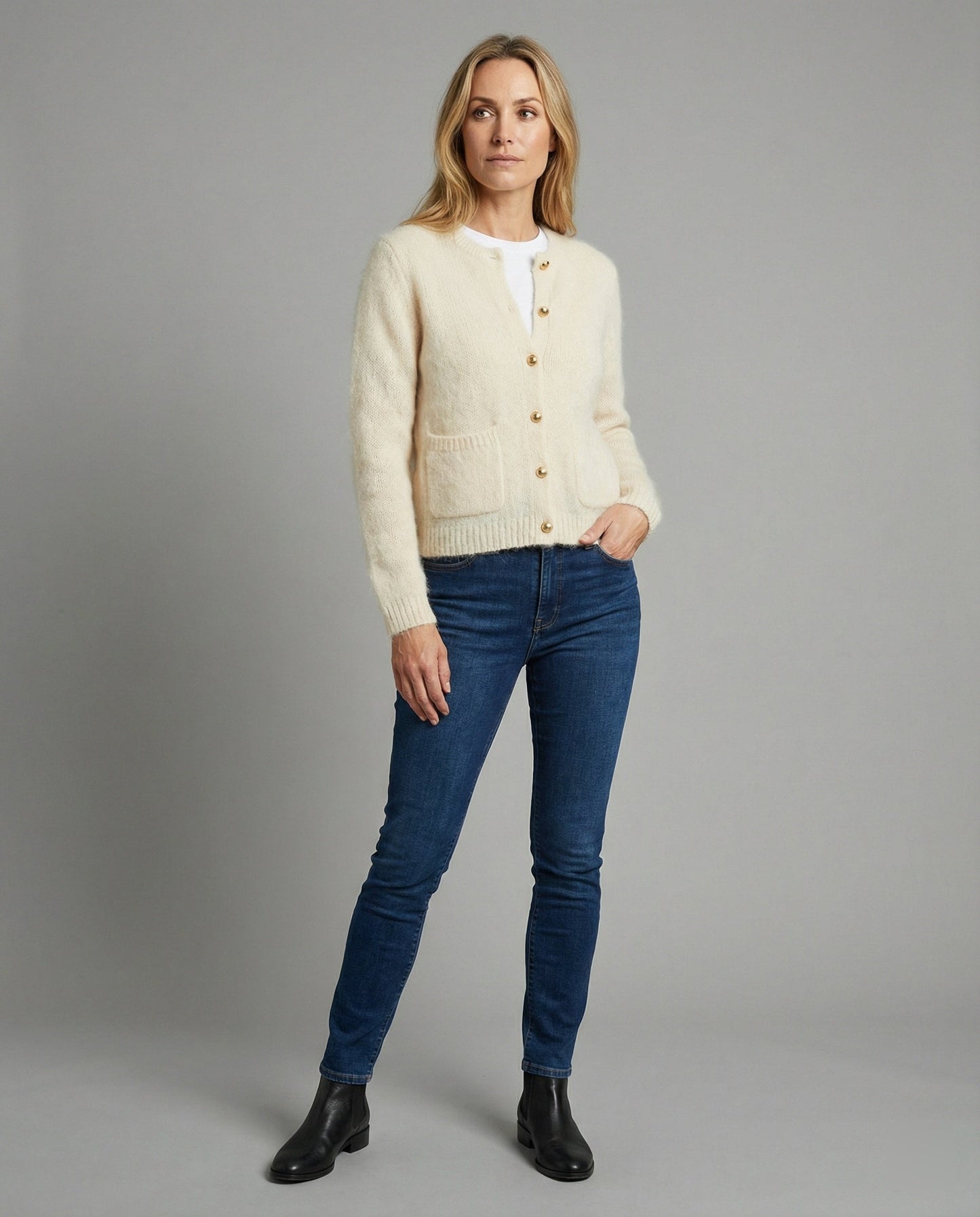 Kurze Bouclé-Cardigan mit Goldknöpfen und Eingrifftaschen - BerlinGlamour
