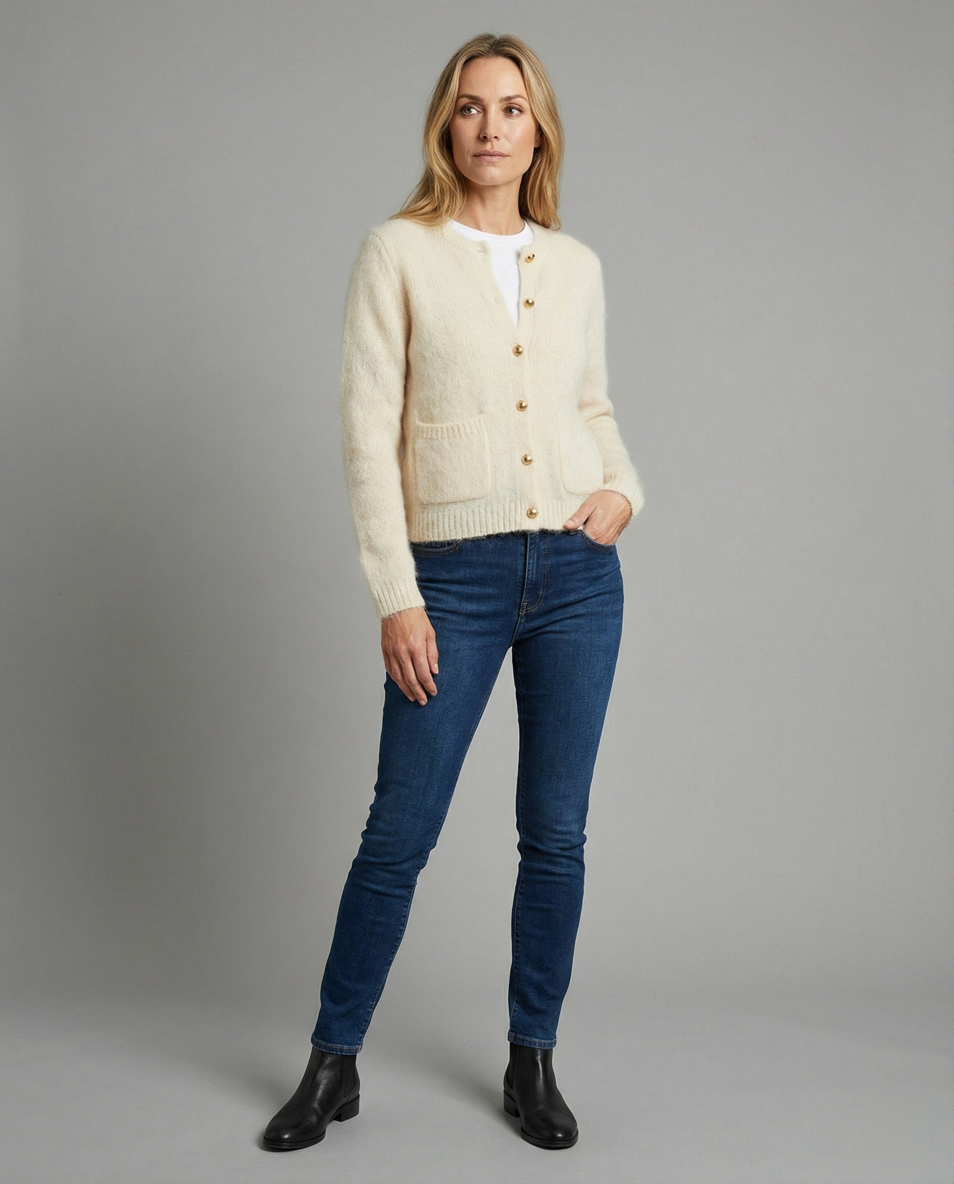 Kurze Bouclé-Cardigan mit Goldknöpfen und Eingrifftaschen - BerlinGlamour
