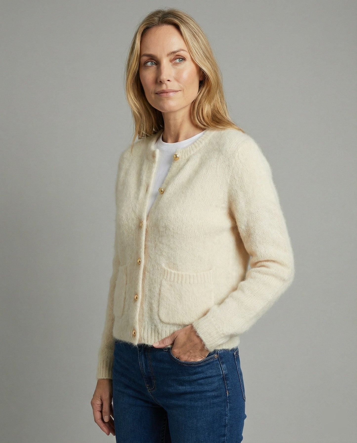 Kurze Bouclé-Cardigan mit Goldknöpfen und Eingrifftaschen