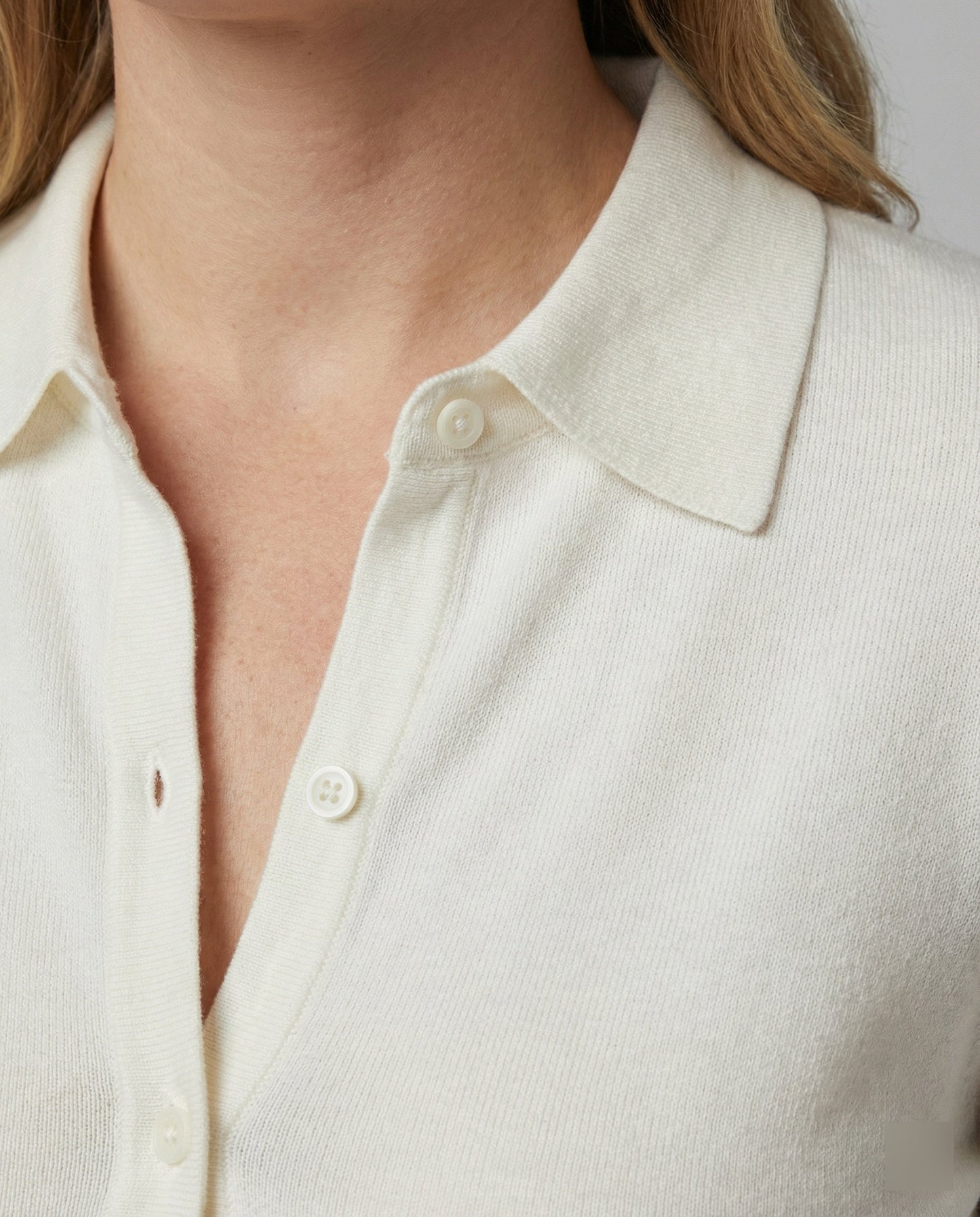 Elegante Frauenbluse mit verdeckten Knöpfen und langen Ärmeln