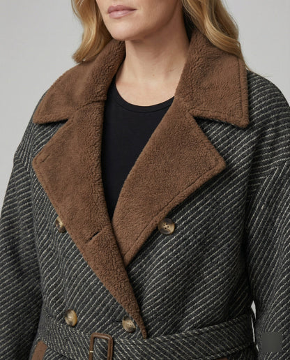 Weiter Wollmantel mit Teddykragen und Gürtel Damen
