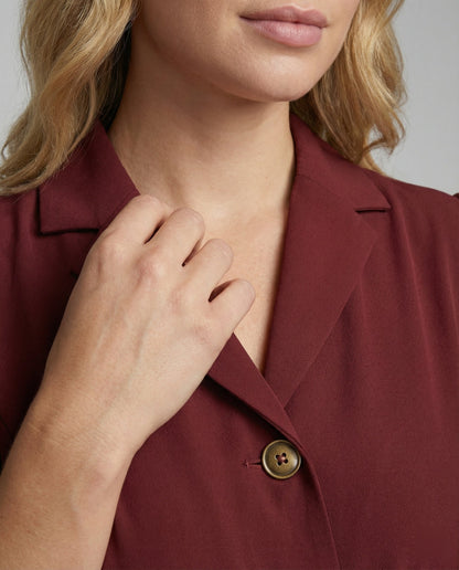 Asymmetrisches Wickelkleid mit Blazerkragen und Gürtel