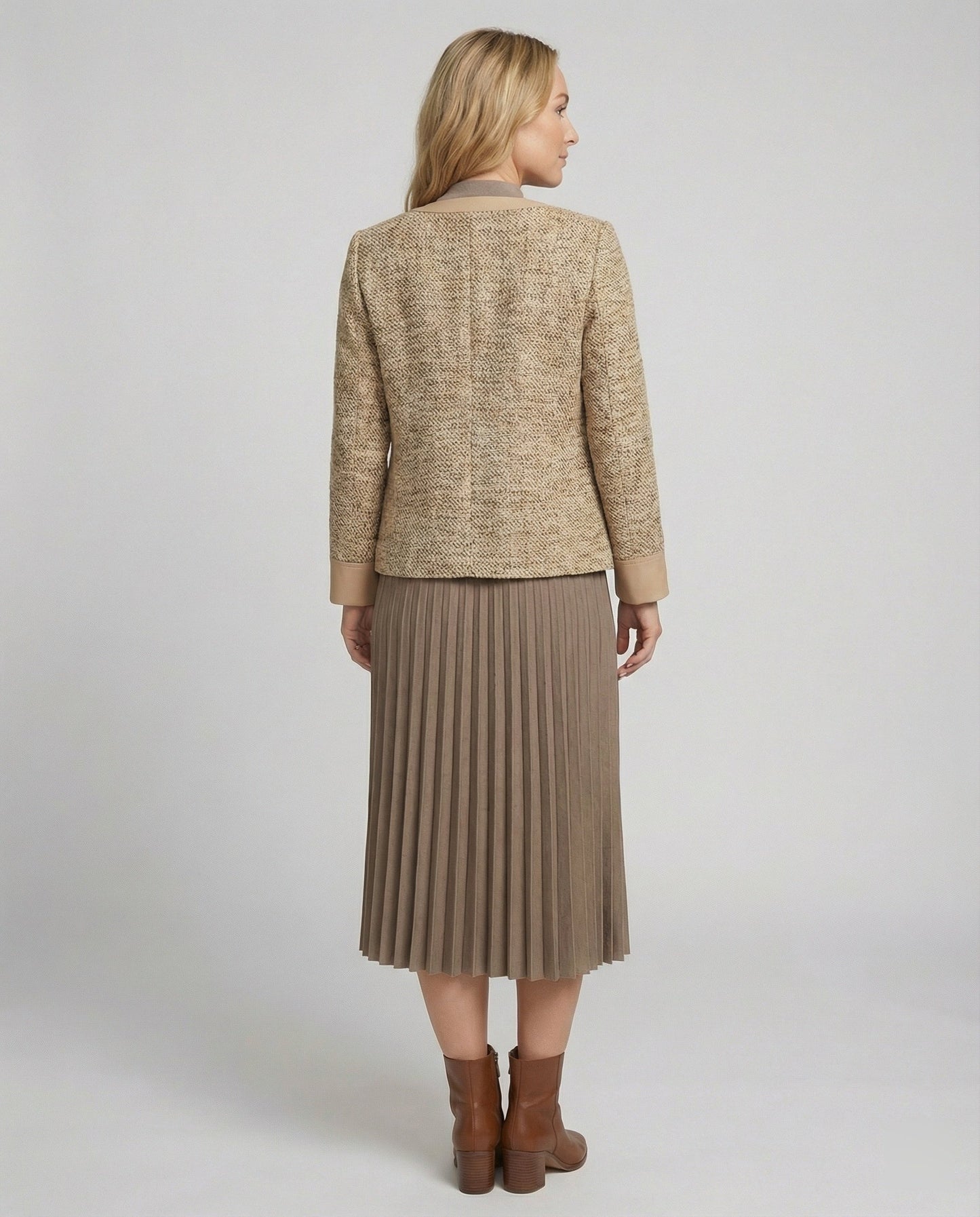 Bouclé-Jacke Ensemble mit Rundhals und Plissierrock