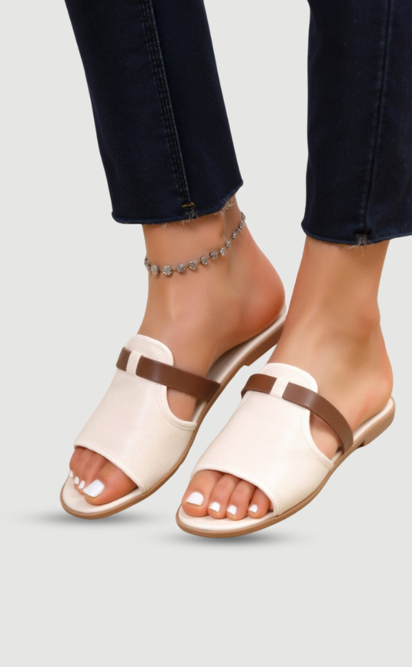 Weite Sandalen aus Leder Cremeweiß Damenschuhe