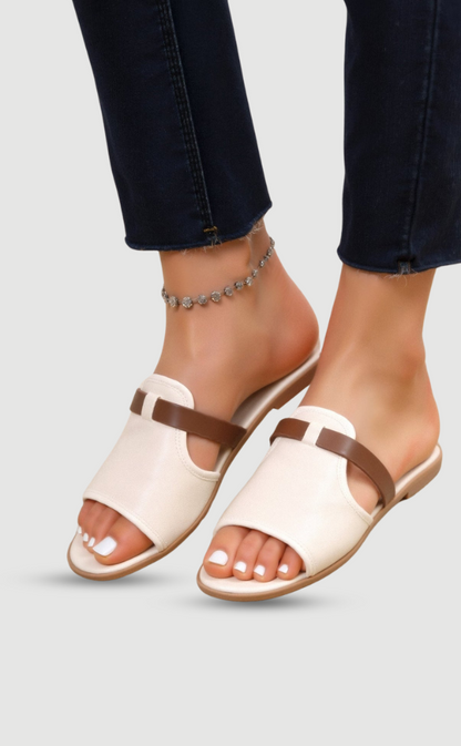 Weite Sandalen aus Leder Cremeweiß Damenschuhe
