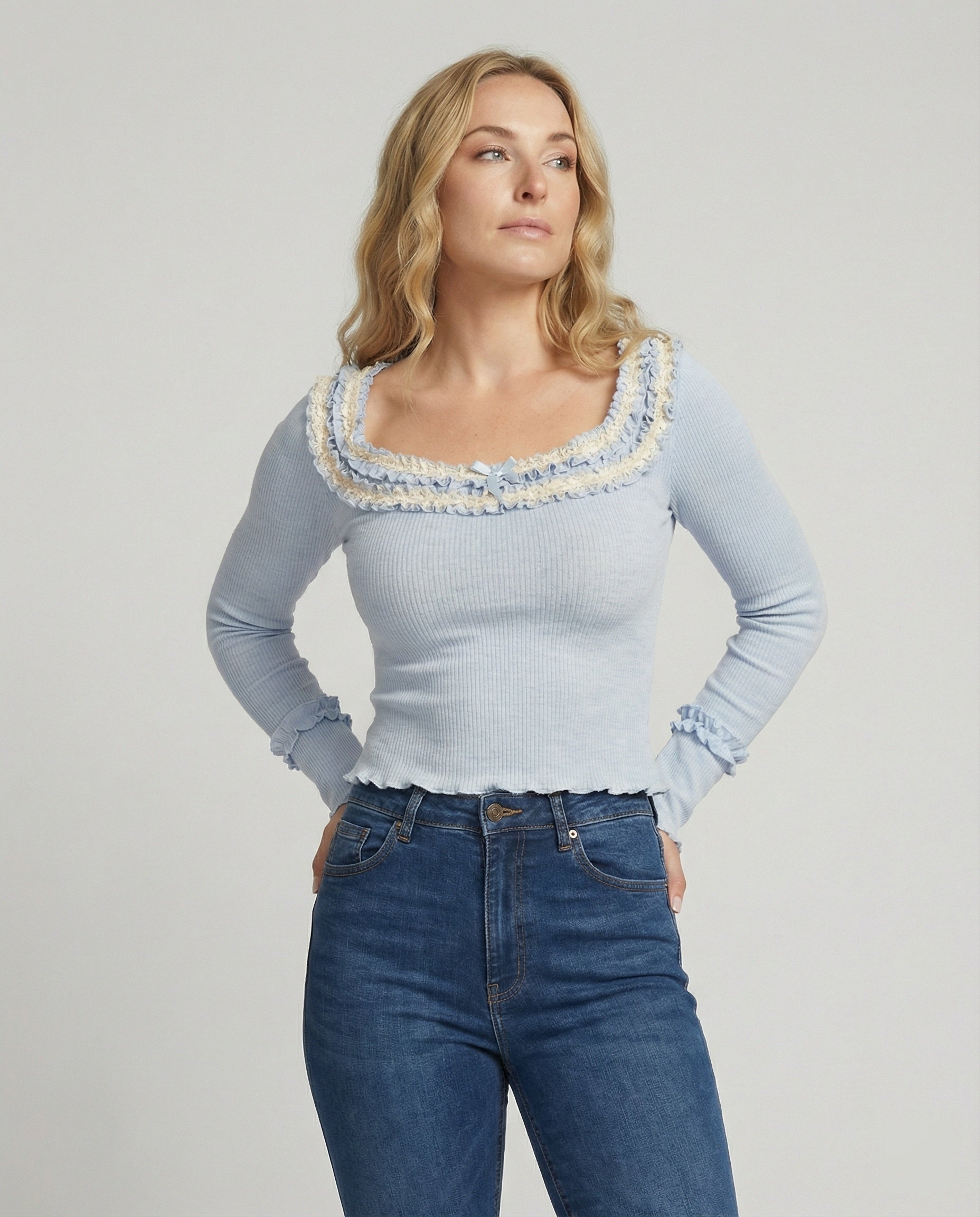 Damen Stricktop mit Eckenausschnitt und Wellensaum Modern - BerlinGlamour