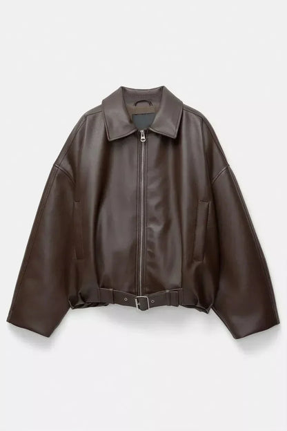 nahaufnahme dunkelbraune jacke mit kragen, zip und taillengürtel