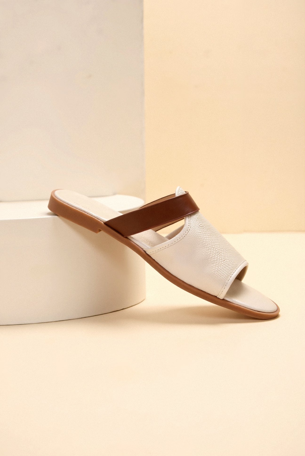 Weite Sandalen aus Leder Cremeweiß Damenschuhe