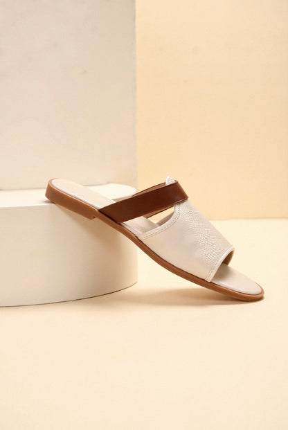Weite Sandalen aus Leder Cremeweiß Damenschuhe