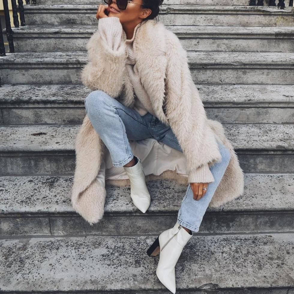 Élise Teddy Mantel Langer Schnitt mit Jeans gestylt
