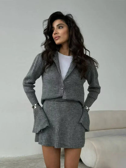 Lorvien Strickset Grau mit Knopfleiste und Rock
