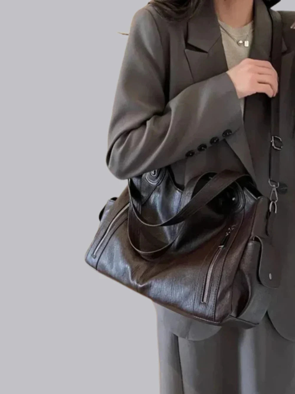 Vegane Schultertasche Lederoptik Metallbeschlag Praktisch