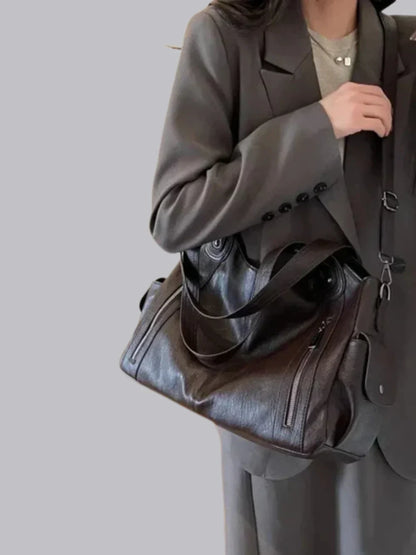 Vegane Schultertasche Lederoptik Metallbeschlag Praktisch