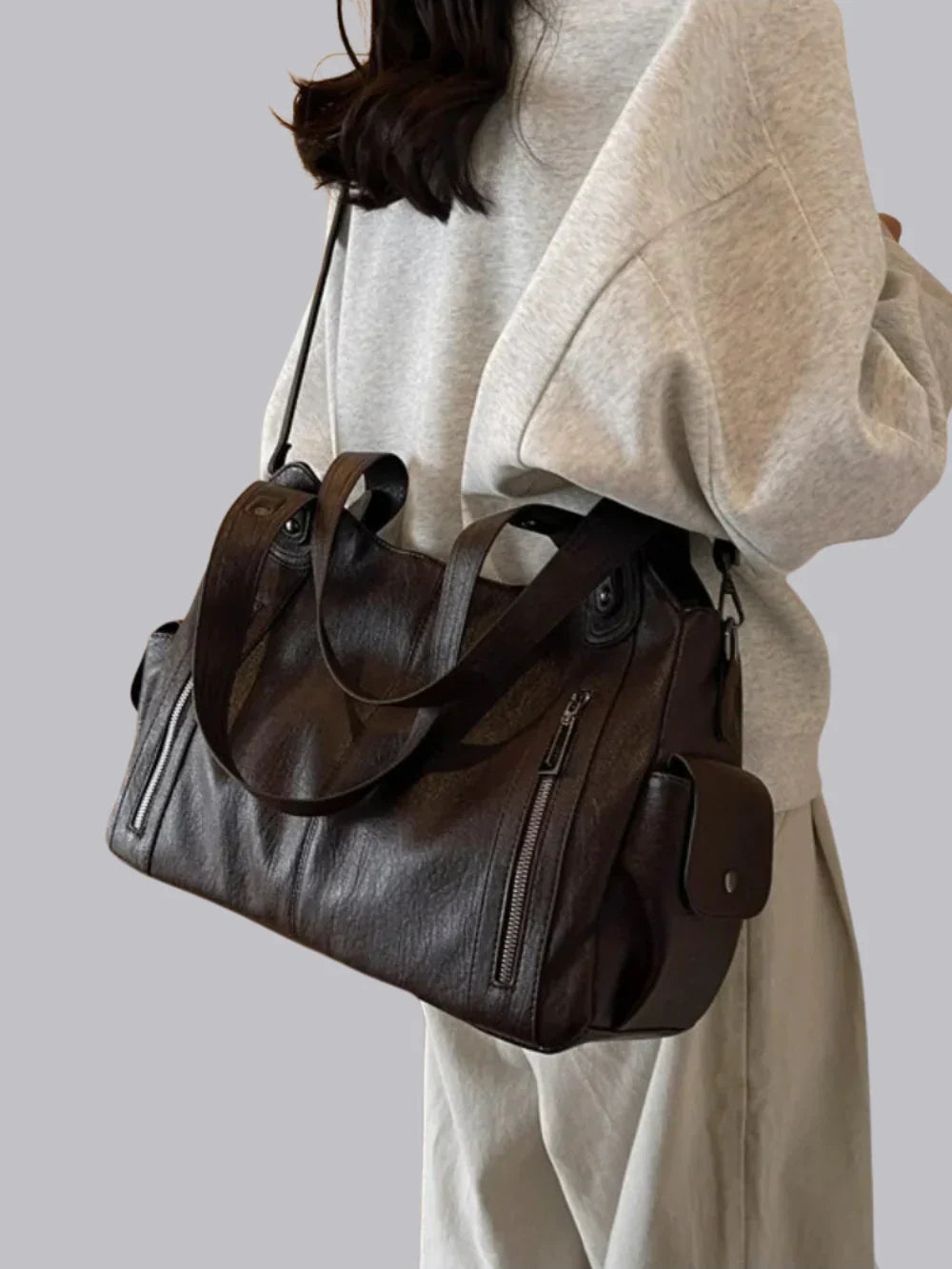 Vegane Schultertasche Lederoptik Metallbeschlag Praktisch