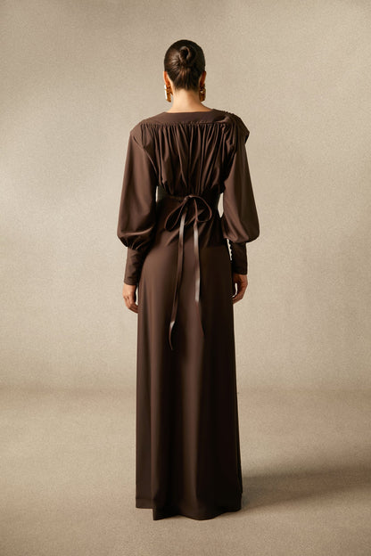 Rückenansicht elegantes Maxi-Kleid braun