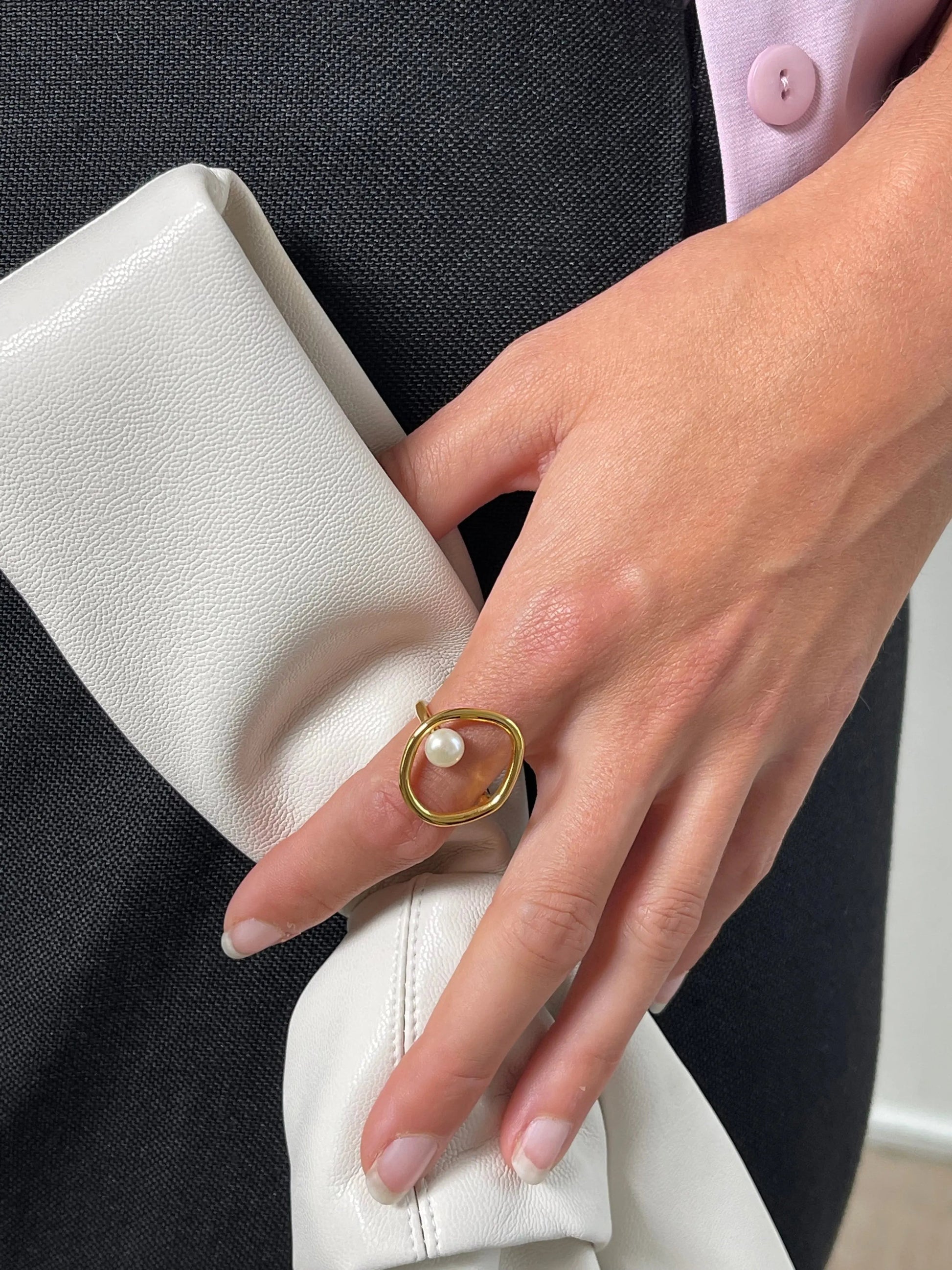 Goldner Ovalring Schmuck Modern Eleganz - BerlinGlamour