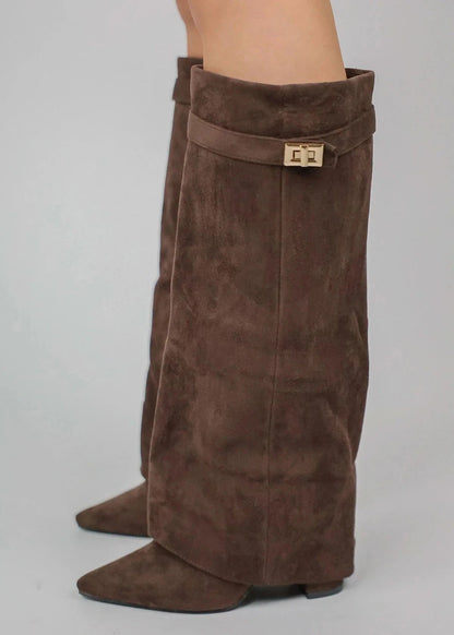 lily classic kniehohe stiefel aus wildleder-optik in braun mit spitzer zehenpartie