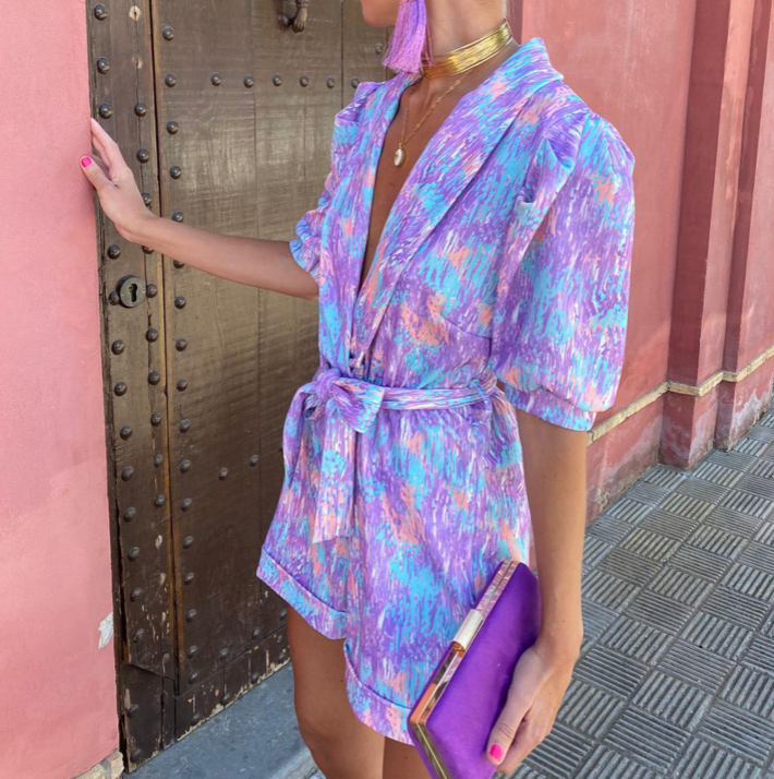 Kurzärmliger Damen-Jumpsuit mit Gürtel 1