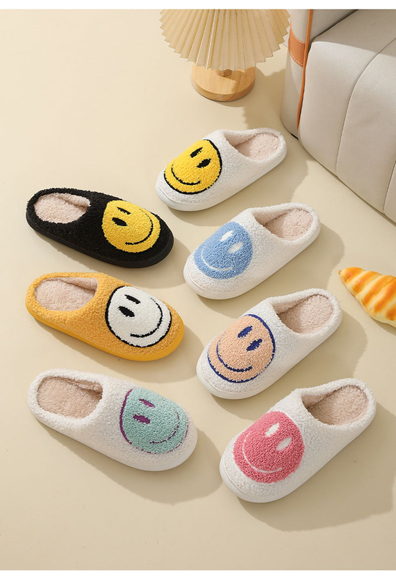 Verschiedene Farben von Pelzpantoffeln mit großem Smiley-Design
