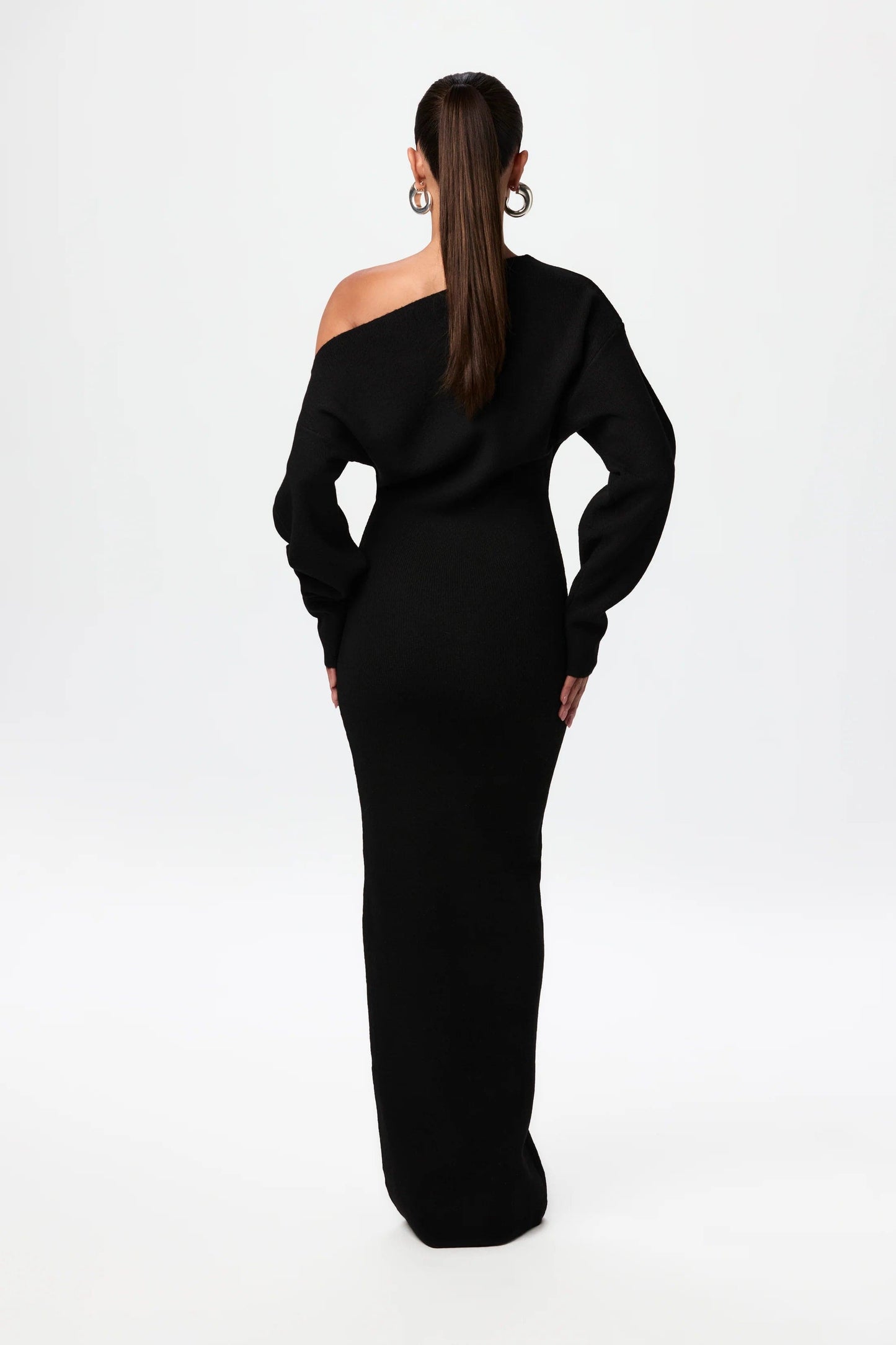 Detailansicht schulterfreier Ausschnitt der Serenya Knit Dress in Schwarz

