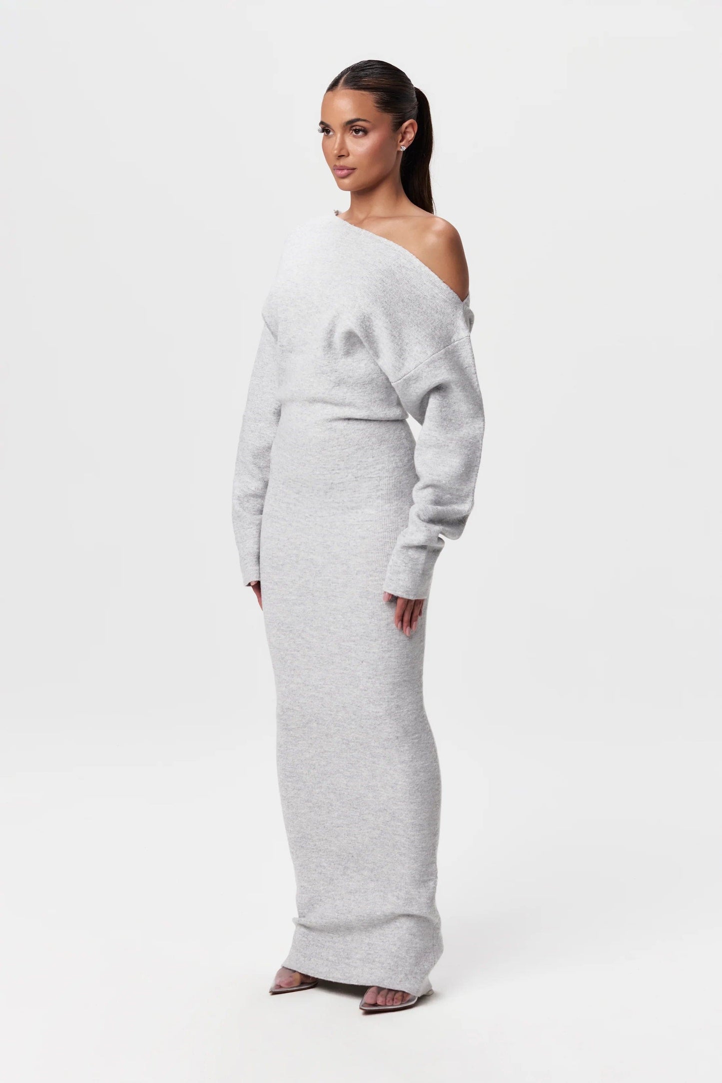 Serenya Knit Dress in Hellgrau, seitliche Ansicht der figurbetonten Passform
