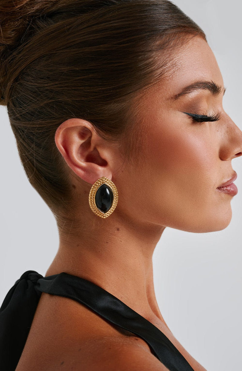 Porträt mit eleganten Schwarz/Gold Ohrringen
