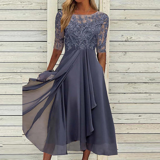 Spitzenbesetztes, halblanges Ballkleid