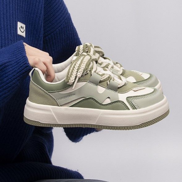 Damen Sneaker Dicksohlige Modische Sneaker mit Dekorativen Schnüren - BerlinGlamour