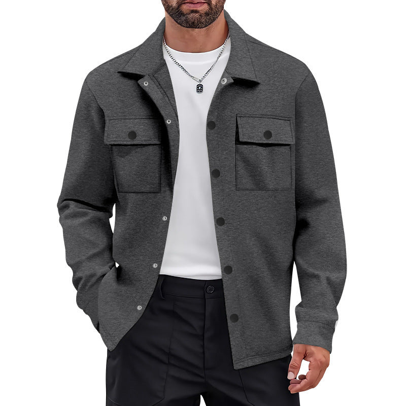 Ein modischer Herrenübergangsjacke ist ein Herrenübergangsjacke mit praktischen Funktionen und einer modernen Ausstattung. Zum Beispiel bietet er eine Vielzahl von Taschenfächern und -
