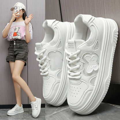 Damen Sneaker mit Blumenapplikationen und weicher Sohle - BerlinGlamour