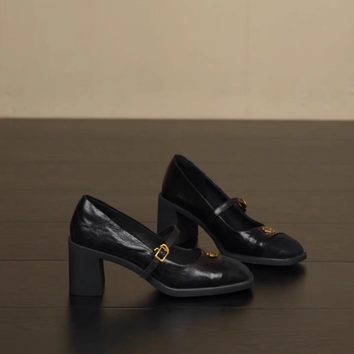 Elegante Damen Pumps mit Riemen Schwarz - BerlinGlamour
