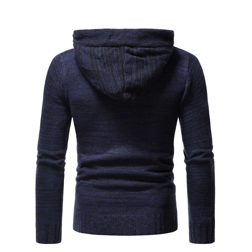 Moderne Strickpullover mit kuscheligem Kapuzenkragen und dekorativen Knopfdetails BerlinGlamour.