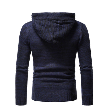 Moderne Strickpullover mit kuscheligem Kapuzenkragen und dekorativen Knopfdetails BerlinGlamour.
