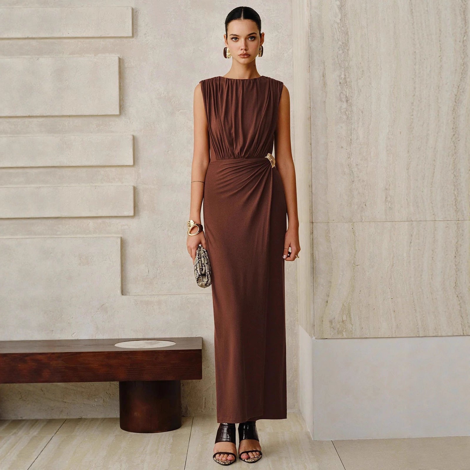 Ärmelloses Damen Maxikleid aus Satin mit Raffungen - BerlinGlamour