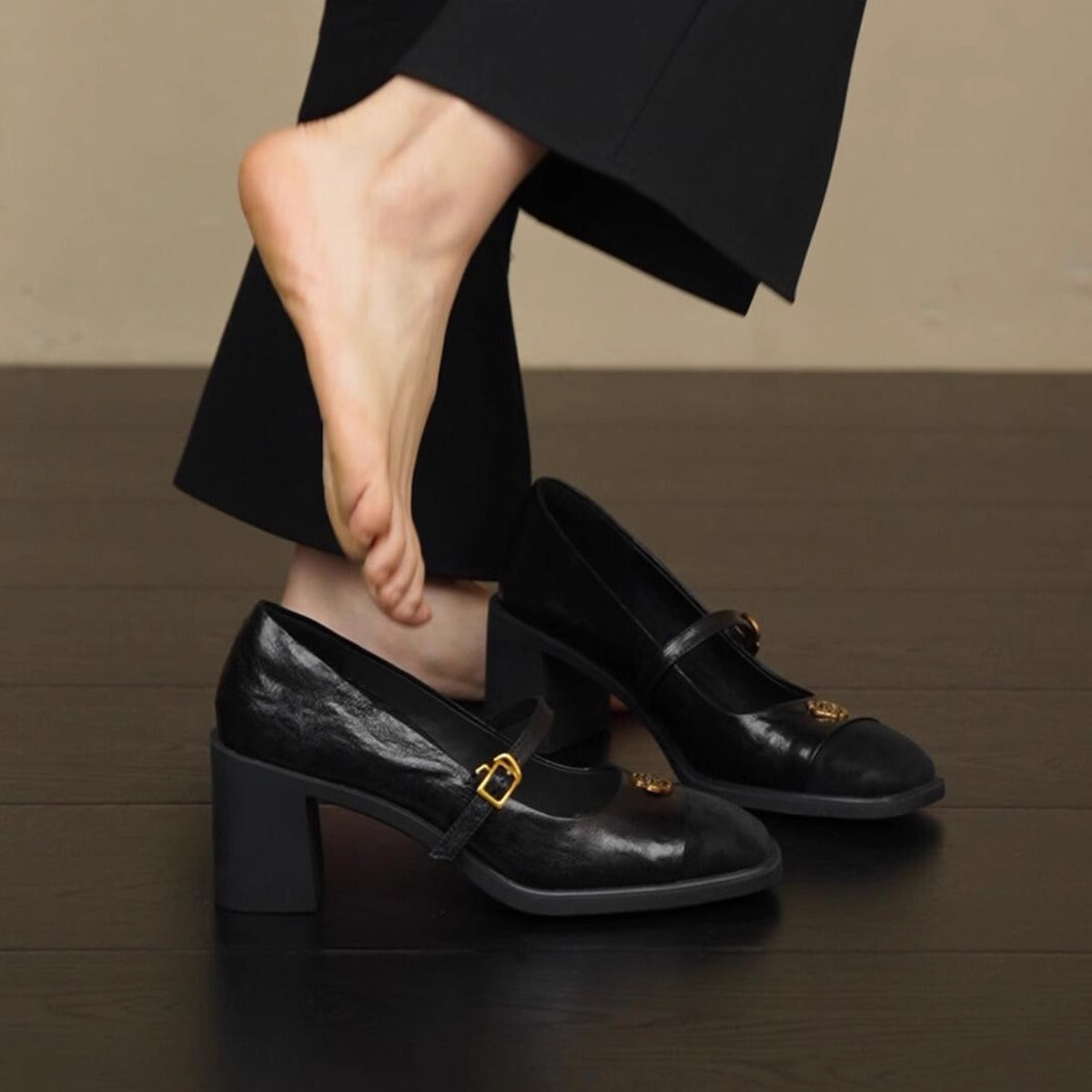 Elegante Damen Pumps mit Riemen Schwarz
